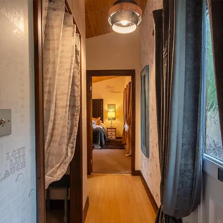 Britannia Petite Selby